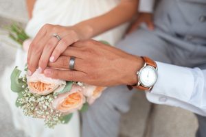 pareja con alianzas - tradiciones de las bodas - alianzas exclusivas